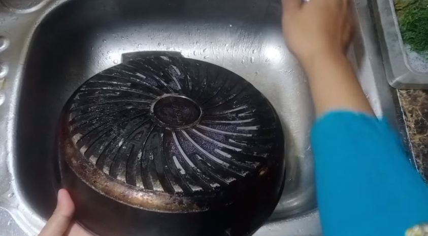 Ampuh tanpa baking soda, ini cara bersihkan kerak gosong di teflon pakai 2 bahan sederhana