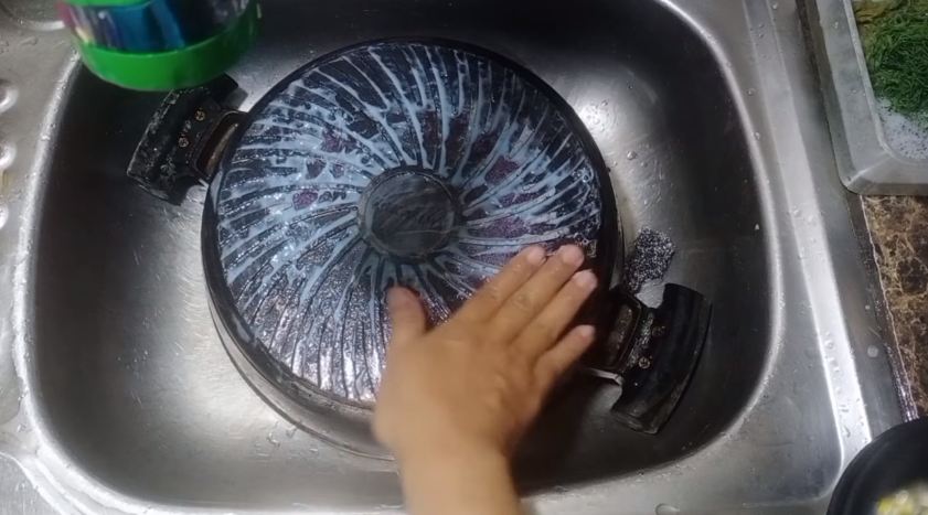Ampuh tanpa baking soda, ini cara bersihkan kerak gosong di teflon pakai 2 bahan sederhana