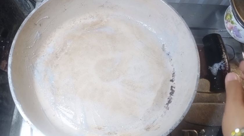 Ampuh tanpa baking soda, ini cara bersihkan kerak gosong di teflon pakai 2 bahan sederhana