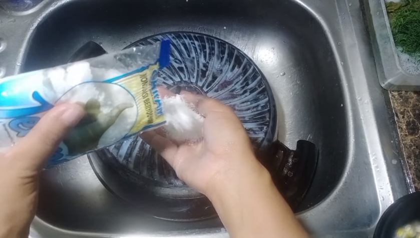 Ampuh tanpa baking soda, ini cara bersihkan kerak gosong di teflon pakai 2 bahan sederhana