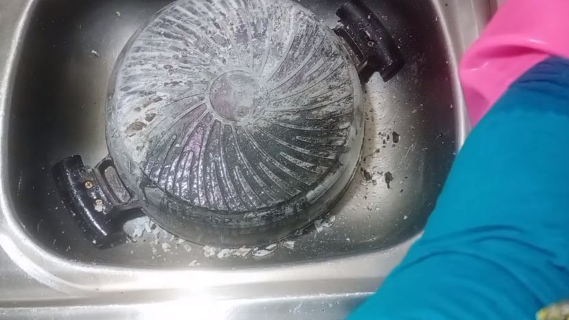 Ampuh tanpa baking soda, ini cara bersihkan kerak gosong di teflon pakai 2 bahan sederhana