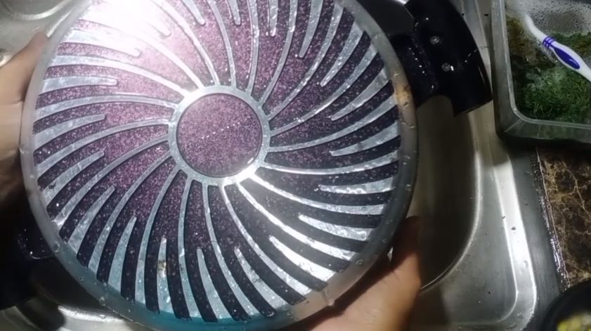 Ampuh tanpa baking soda, ini cara bersihkan kerak gosong di teflon pakai 2 bahan sederhana