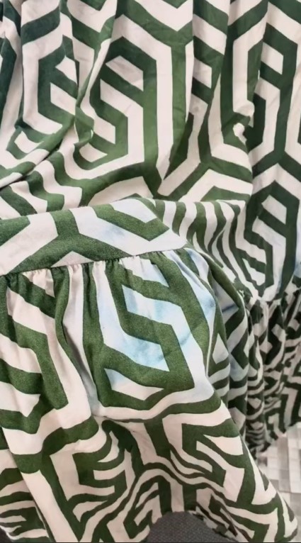 hilangkan noda luntur pada baju berwarna  © TikTok