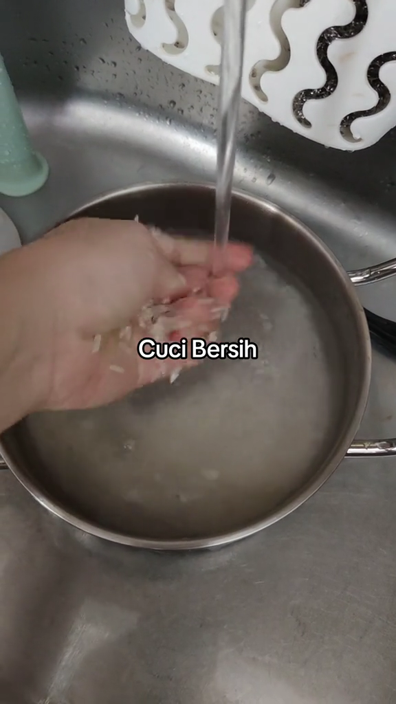 Trik menanak nasi di panci agar matang sempurna dan antilengket dalam 11 menit, cukup pakai 1 alat ini