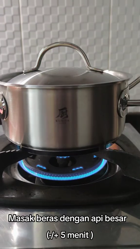 Trik menanak nasi di panci agar matang sempurna dan antilengket dalam 11 menit, cukup pakai 1 alat ini