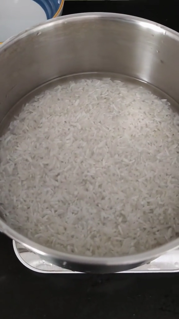 Trik menanak nasi di panci agar matang sempurna dan antilengket dalam 11 menit, cukup pakai 1 alat ini