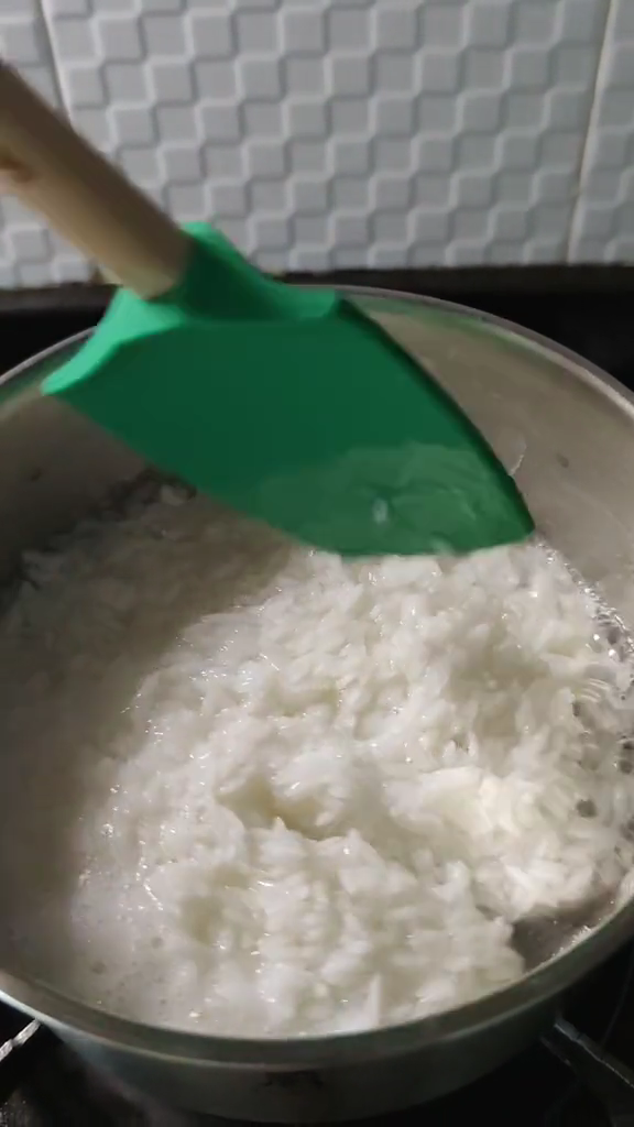 Trik menanak nasi di panci agar matang sempurna dan antilengket dalam 11 menit, cukup pakai 1 alat ini