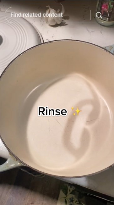Bukan pakai sitrun, ini cara enyahkan kerak gosong di dasar panci dengan 2 bahan dapur tanpa disikat