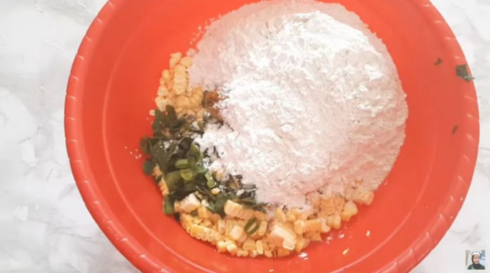 Tanpa tepung beras, ini trik bikin bakwan jagung yang renyah seharian cuma pakai 1 jenis tepung