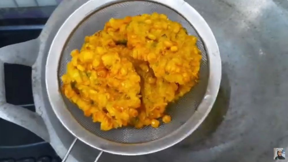 Tanpa tepung beras, ini trik bikin bakwan jagung yang renyah seharian cuma pakai 1 jenis tepung