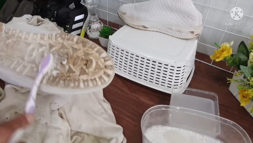 bersihkan noda tanah di sepatu putih © YouTube