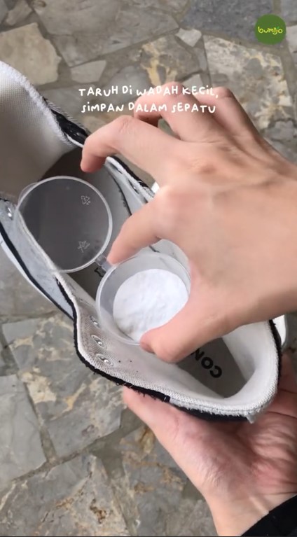 hilangkan bau tak sedap di sepatu © TikTok