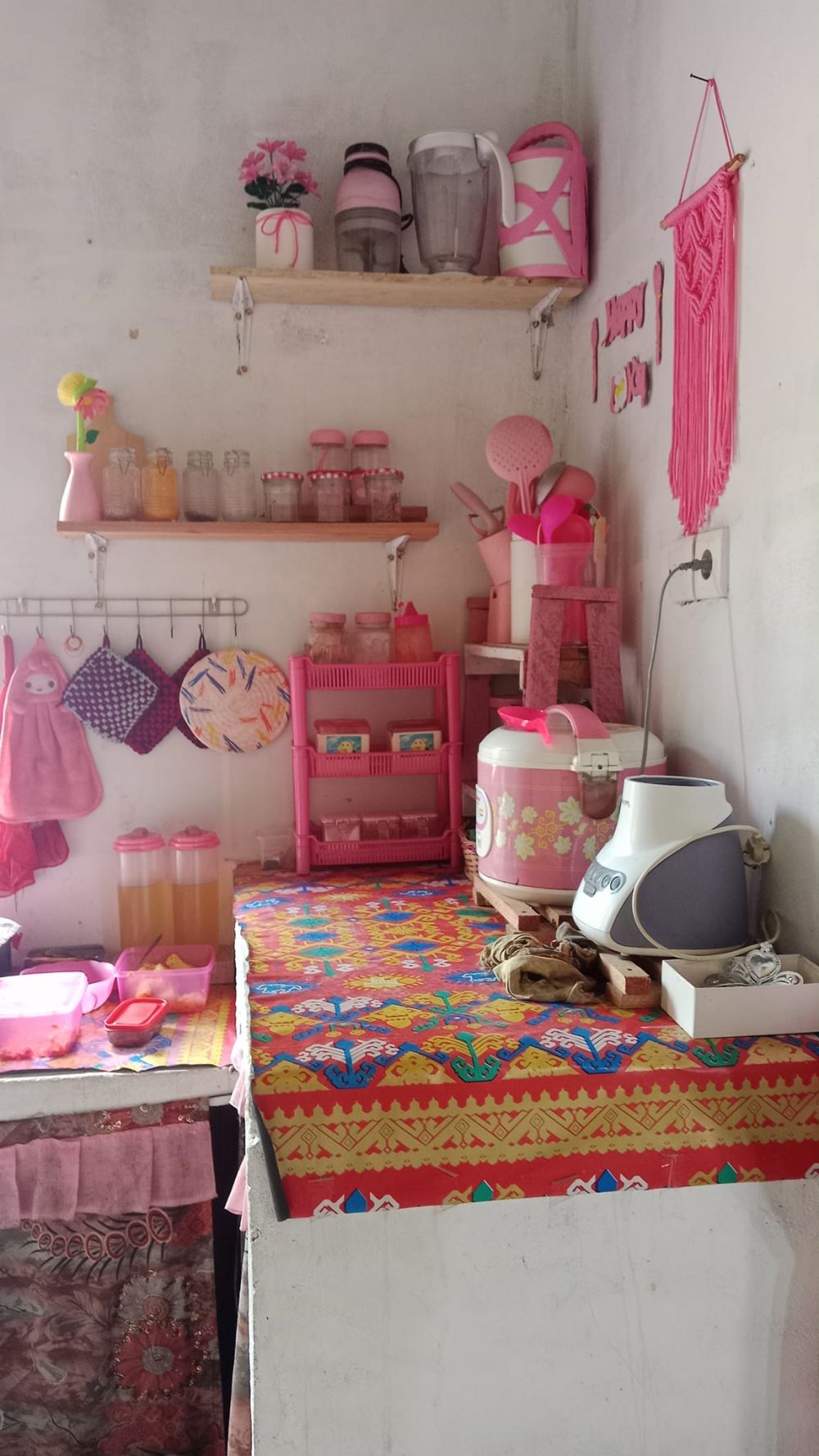 dapur mungil dinding semen © 2023 brilio.net