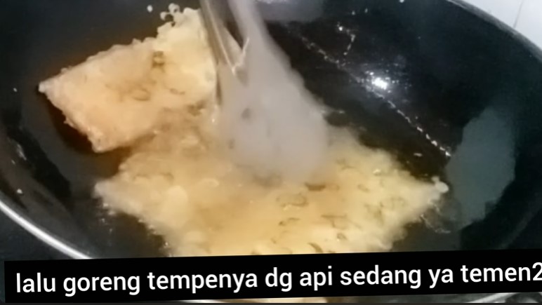 Tanpa baking powder, cara goreng tempe agar renyah & tak menyerap banyak minyak pakai 1 bahan dapur