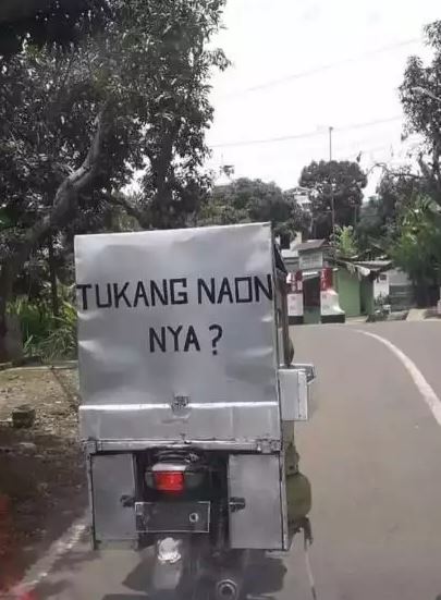 Potret kocak spanduk jualan jasa antimainstream Berbagai sumber Potret kocak spanduk jualan jasa antimainstream Berbagai sumber