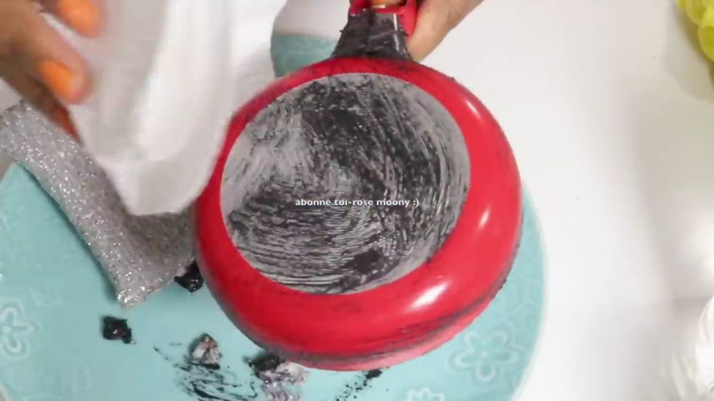 Hanya butuh 2 menit, ini cara cepat bersihkan kerak gosong di pantat teflon cuma tambah 1 ampas dapur