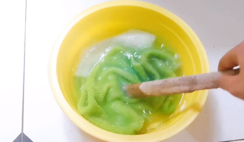 Tak perlu direbus, ini trik mencuci lap dapur dekil dan bau apek agar bersih lagi tanpa baking soda