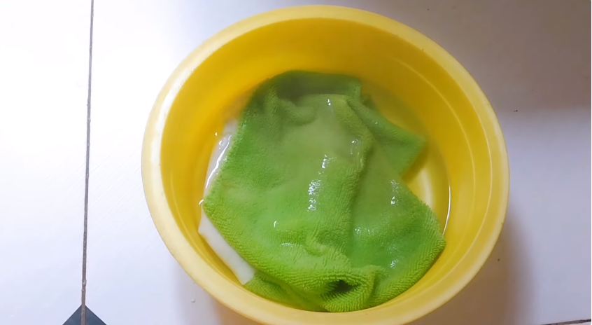 Tak perlu direbus, ini trik mencuci lap dapur dekil dan bau apek agar bersih lagi tanpa baking soda