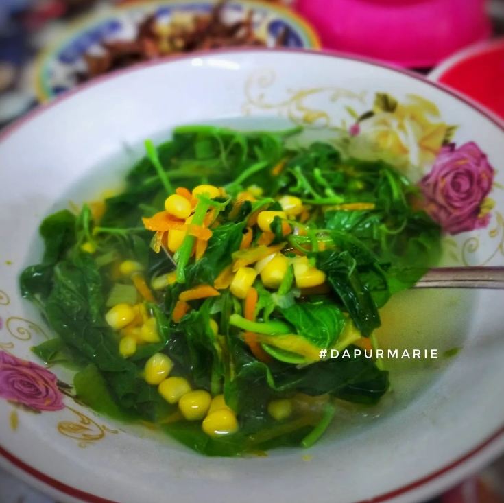 30 Resep sayur bayam bening, segar, simpel, dan menggugah selera