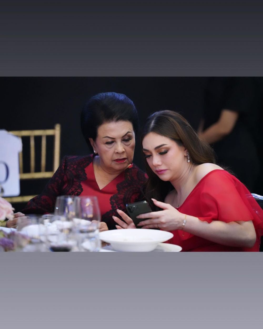 Celine Evangelista bagikan momen akrab bareng istri ST Burhanuddin © berbagai sumber Celine Evangelista bagikan momen akrab bareng istri ST Burhanuddin © berbagai sumber