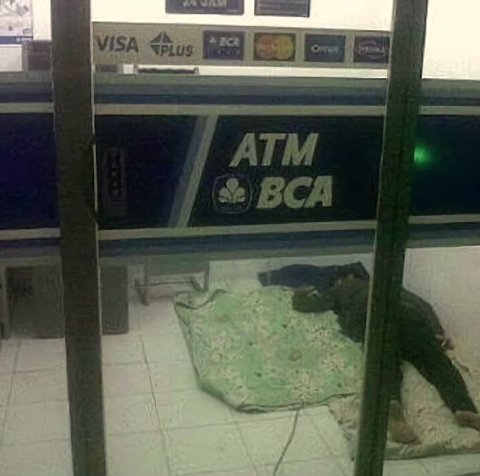 kelakuan nyeleneh orang tidur dalam ATM Berbagai sumber