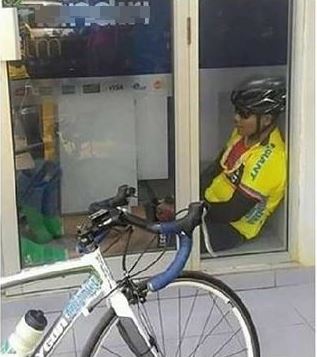 kelakuan nyeleneh orang tidur dalam ATM Berbagai sumber