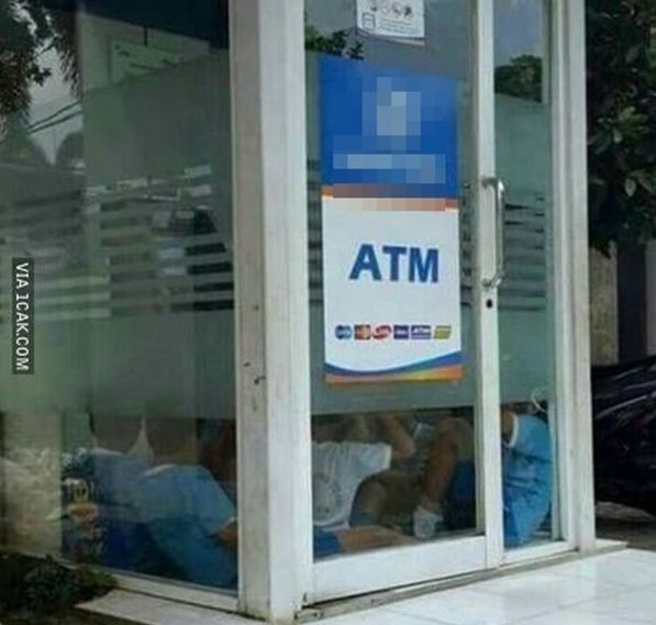 11 Potret kocak kelakuan nyeleneh orang tidur dalam ATM ini nyaman banget serasa kos-kosan sendiri