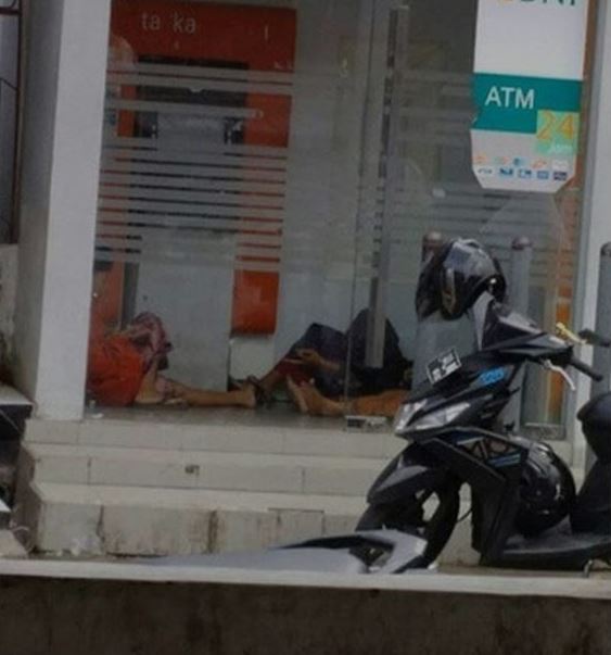 kelakuan nyeleneh orang tidur dalam ATM Berbagai sumber