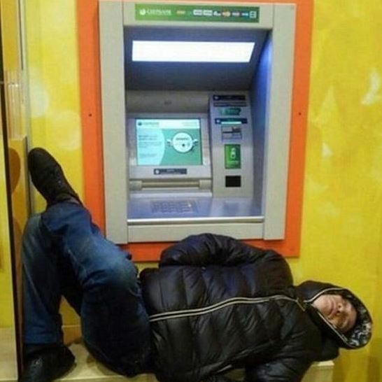 kelakuan nyeleneh orang tidur dalam ATM Berbagai sumber