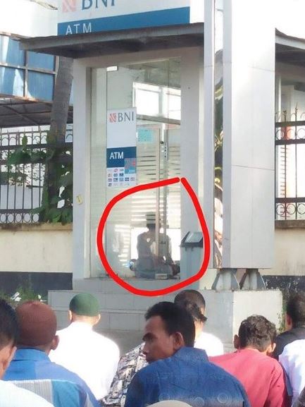 kelakuan nyeleneh orang tidur dalam ATM Berbagai sumber