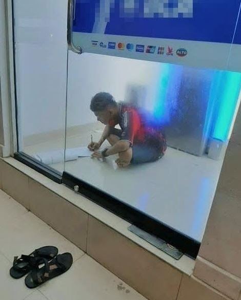 kelakuan nyeleneh orang tidur dalam ATM Berbagai sumber