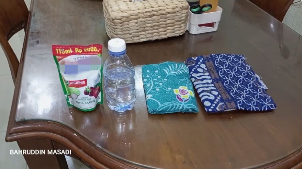 Tanpa cairan pembersih kaca, ini cara bersihkan meja makan agar kinclong dan kesat pakai 1 bahan dapur
