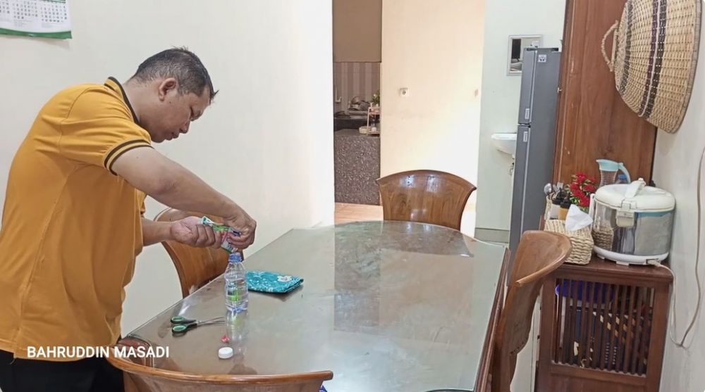 Tanpa cairan pembersih kaca, ini cara bersihkan meja makan agar kinclong dan kesat pakai 1 bahan dapur