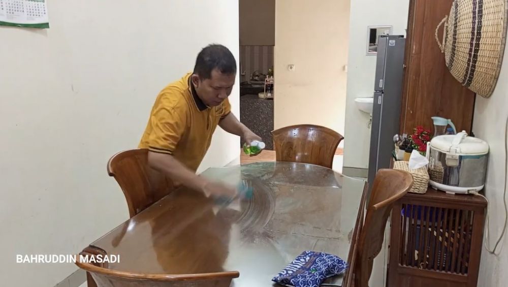 Tanpa cairan pembersih kaca, ini cara bersihkan meja makan agar kinclong dan kesat pakai 1 bahan dapur