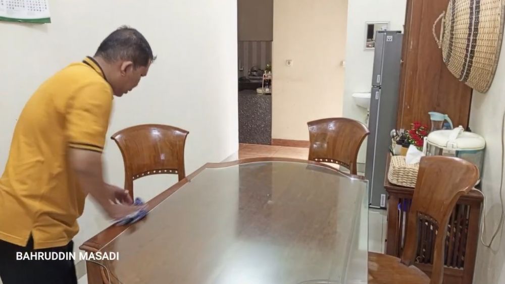 Tanpa cairan pembersih kaca, ini cara bersihkan meja makan agar kinclong dan kesat pakai 1 bahan dapur