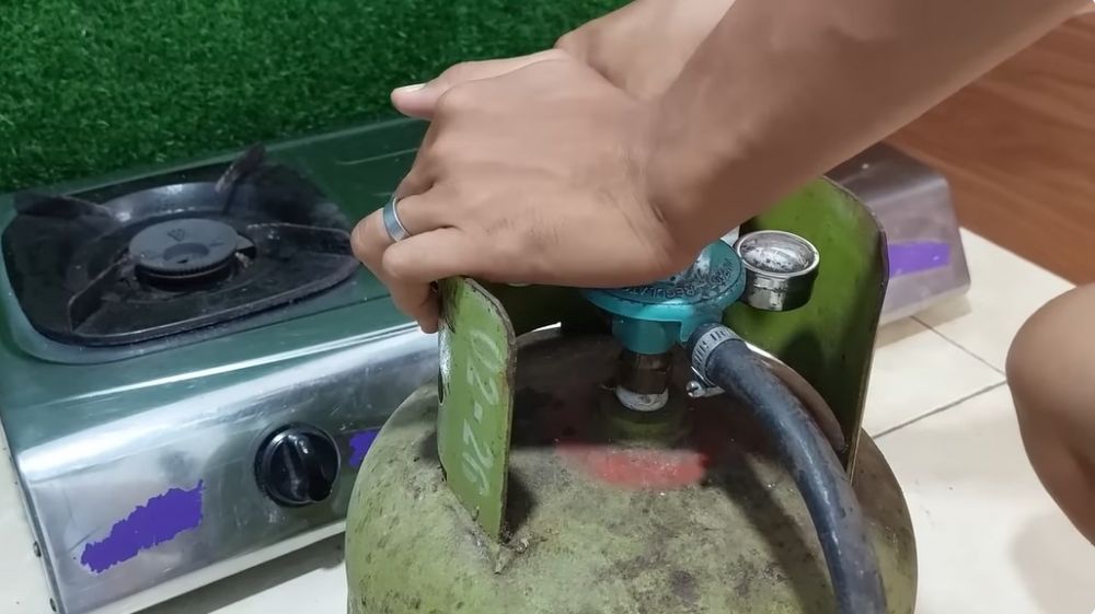 Bukan ditambal karet gelang, ini trik mengatasi tabung gas elpiji bocor dan berdesis pakai 1 alat