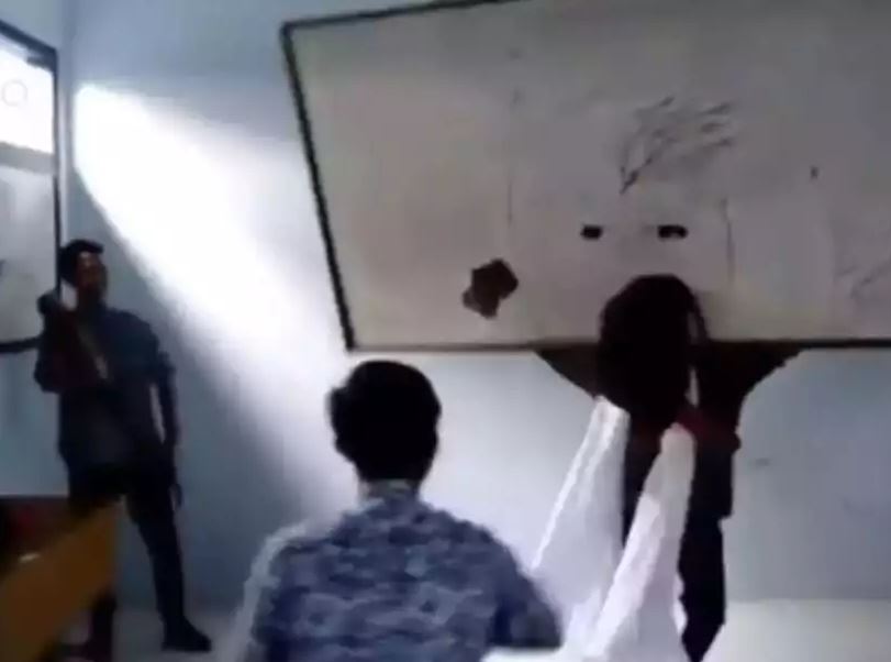 permainan random siswa dalam kelas saat pelajaran Berbagai sumber