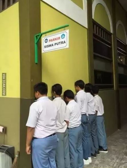 permainan random siswa dalam kelas saat pelajaran Berbagai sumber