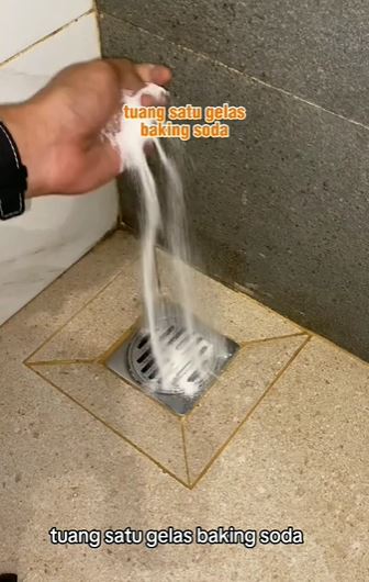 trik atasi lubang saluran air kamar mandi mampet cuma dua bahan dapur © 2023 brilio.net