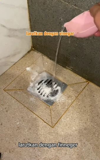 trik atasi lubang saluran air kamar mandi mampet cuma dua bahan dapur © 2023 brilio.net