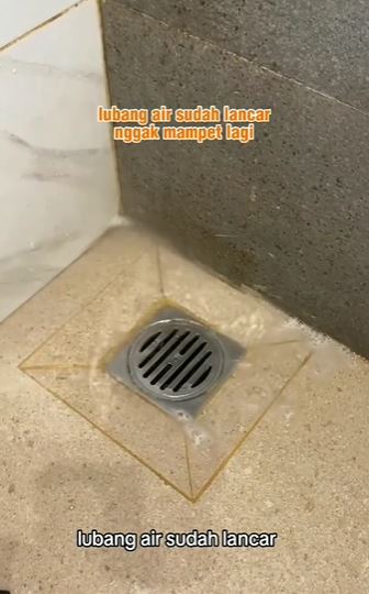 trik atasi lubang saluran air kamar mandi mampet cuma dua bahan dapur © 2023 brilio.net