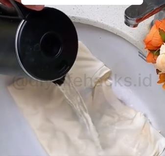 trik mengembalikan warna baju putih yang menguning © 2023 brilio.net