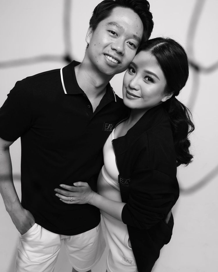 Potret maternity shoot Valencia Tanoe dan Kevin Sanjaya bertema bulutangkis © 2023 berbagai sumber