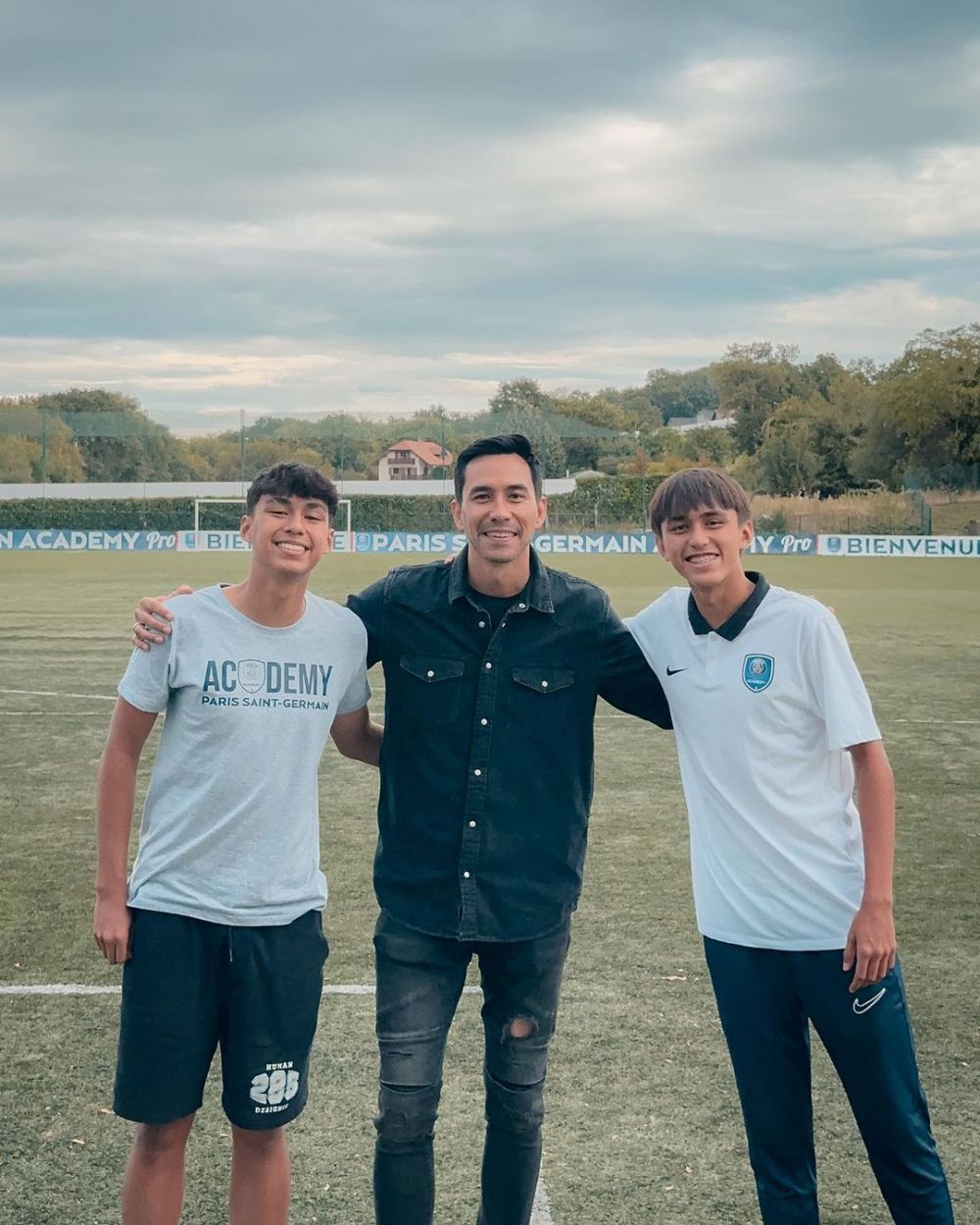 Pasang ayah dan anak seleb ini gayanya bak seumuran © 2023 brilio.net