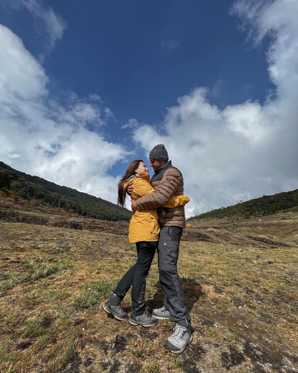 momen Nathalie Holscher terima pinangan pacar bulenya di gunung © berbagai sumber