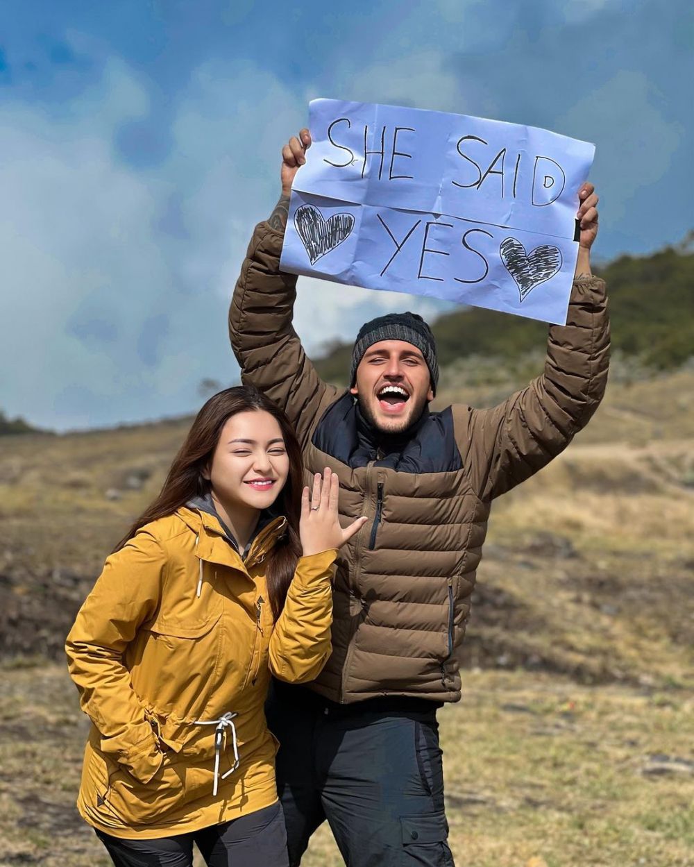 momen Nathalie Holscher terima pinangan pacar bulenya di gunung © berbagai sumber