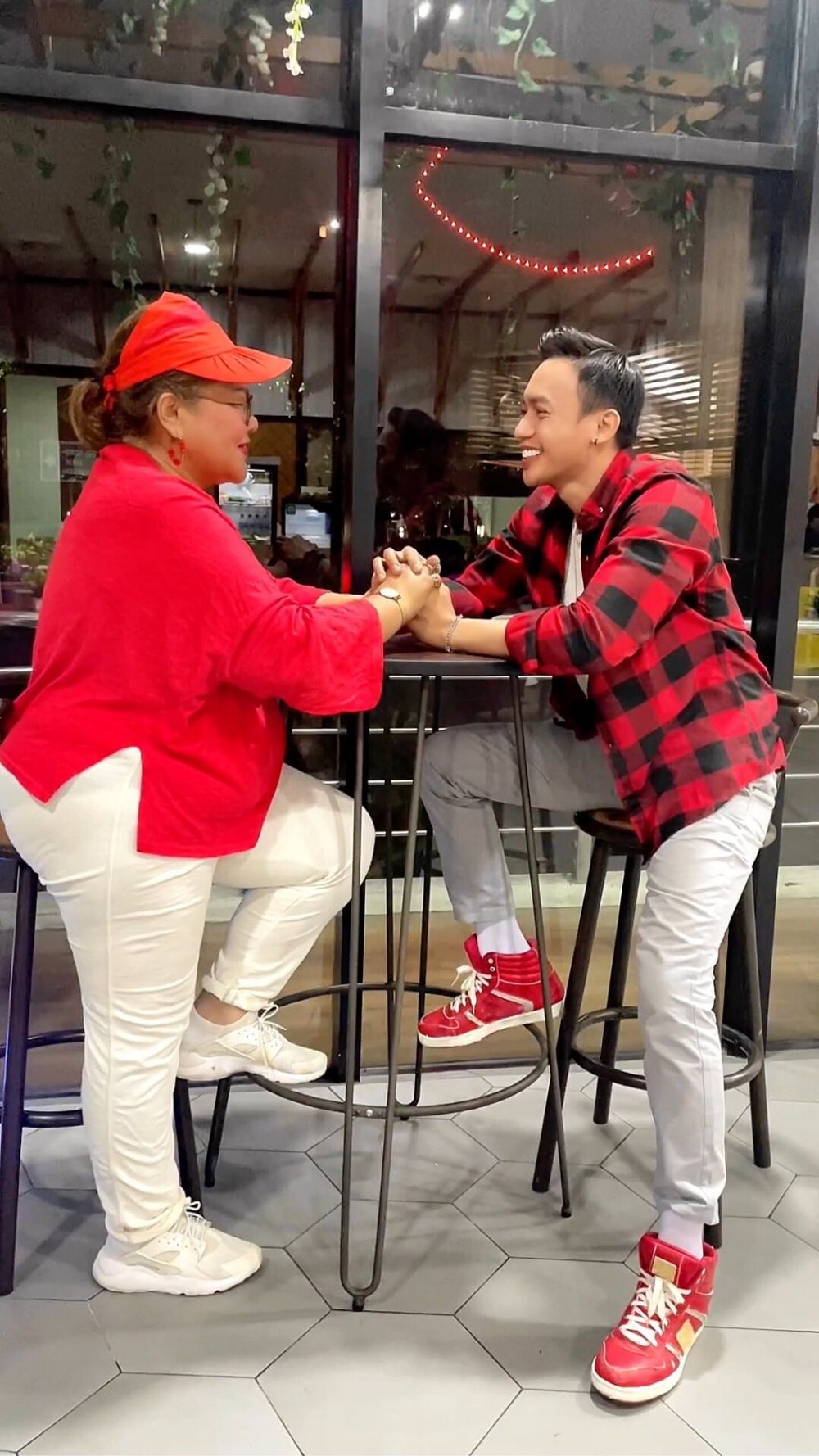 potret eva manurung dan pacar brondong © berbagai sumber