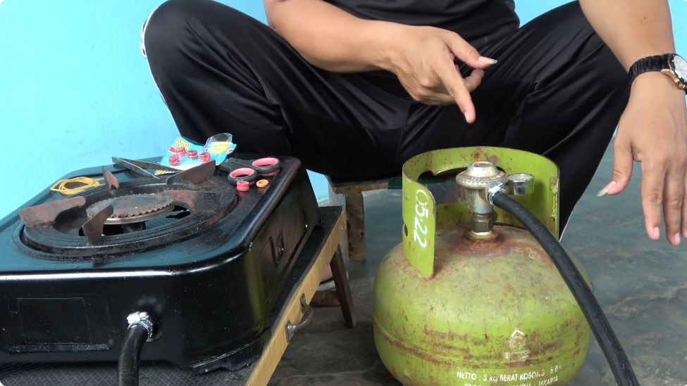 Bukan diberi karet gelang atau ban bekas, ini trik mengatasi tabung gas elpiji berdesis pakai 1 alat