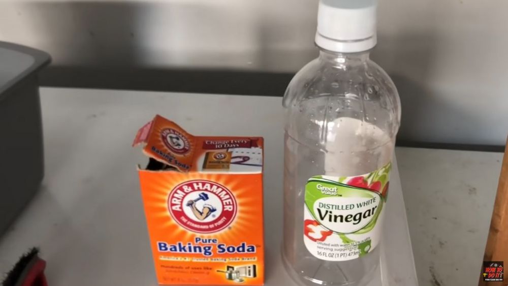 Bukan pakai tepung, ini cara bersihkan tembok dapur yang berminyak agar kinclong tak berbekas