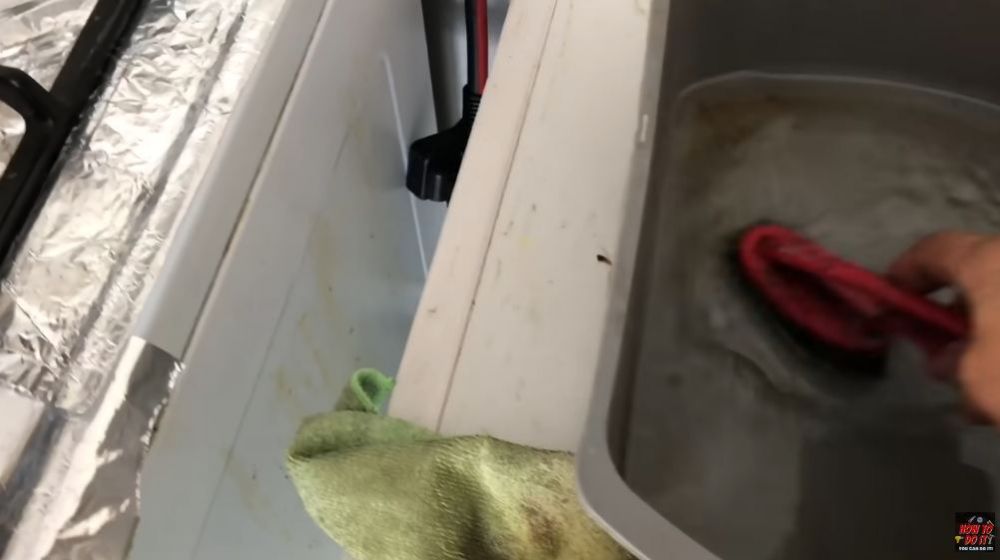 Bukan pakai tepung, ini cara bersihkan tembok dapur yang berminyak agar kinclong tak berbekas